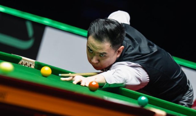 APP下载-轰1杆破百4杆50+！肖国栋5-2赢下德比战，晋级世界大奖赛四强