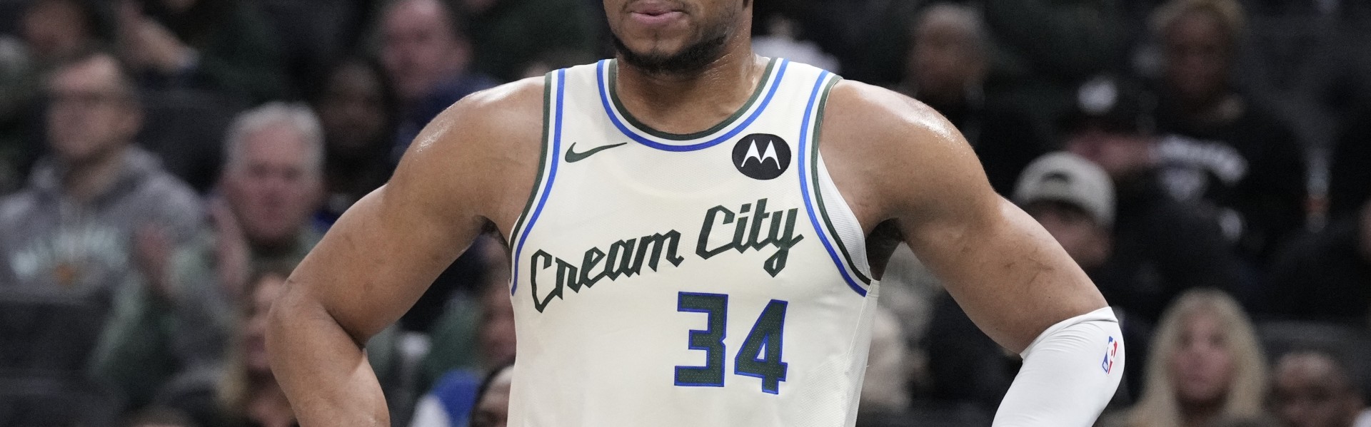 APP下载-打得难受！字母哥轻微崴脚坚持打 全场砍下22分6板3助 有4失误