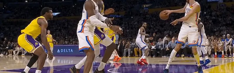 xingkongsports-裁判也摸鱼？霍姆格伦踩到界外救球，裁判未吹罚雷霆出界球